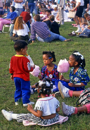USA, Illinois, CHICAGO, Grant Park, Blues Festival, children eating candyfloss, US3798JPL A 450