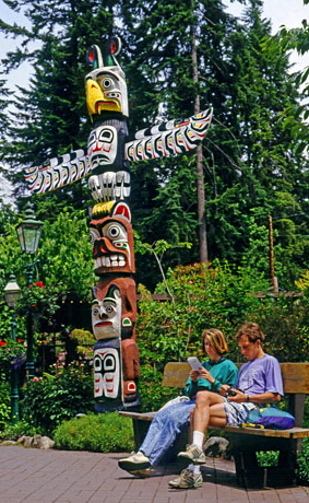 CANADA, British Columbia, VANCOUVER, Capilano Suspension Bridge & Park, Totem Pole and couple, VAN812JPL A 350