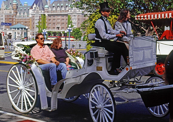 CANADA, British Columbia, Vancouver Island, VICTORIA, tourists on horse drawn carriage, CAN952JPL 5000 A 600