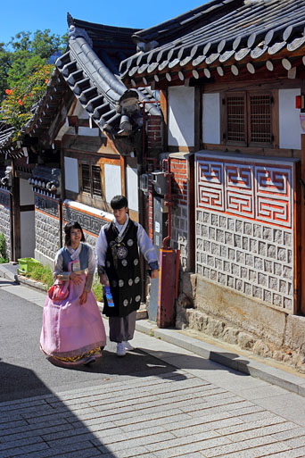 South Korea, SEOUL, Bukchon Hanok Village, couple in Hanbok attire, visiting, SK966JPL A 513 deep