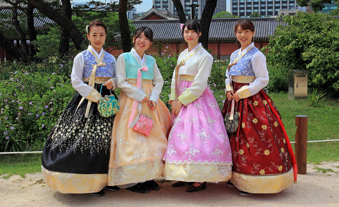 South Korea, SEOUL, Changdeokgung Palace, visitors in Hanbok attire posing for photo, SK222JPL A 1120