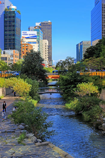 South Korea, SEOUL, Cheonggyecheon Stream, SK772JPL A 350