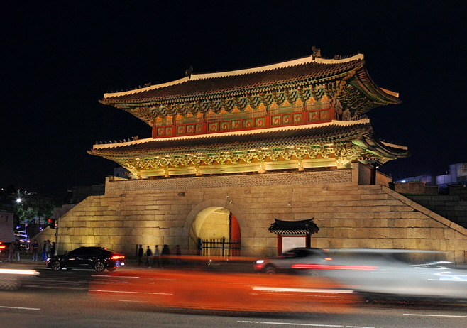 South Korea, SEOUL, Dongdaemun Gate (Heunginjimun), night view, SK542JPL A 700