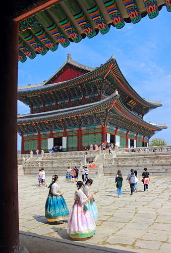 South Korea, SEOUL, Gyeongbokgung Palace, Geunjeongjeon Hall, visitors in Hanbok attire, SK344JPL A 345