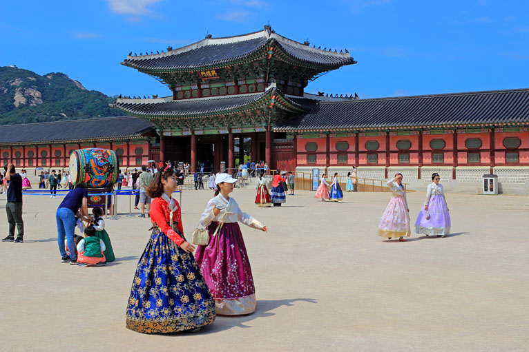 South Korea, SEOUL, Gyeongbokgung Palace, visitors in traditional Hanbok attire, SK466JPL A 766