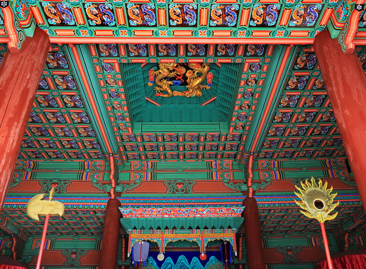 South Korea, SEOUL, Gyeonghuigung Palace, Sungjeongjeon (main hall),interior, ceiling, SK697JPL A 551 deep
