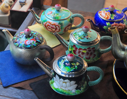 South Korea, SEOUL, Insadong area, shop front, teapots for sale, SK308JPL 4000 A 400 deep