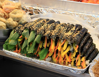 South Korea, SEOUL, Jongno-gu area, Gwangjang Market, food stalls, Gimbap, SK1056JPL A 400