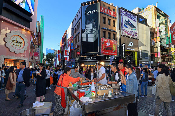 South Korea, SEOUL, Myeongdong, shopping streets, and street food stalls, SK1351JPL A 600