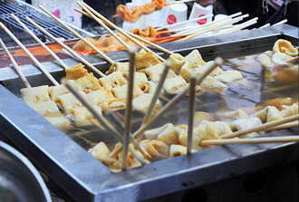 South Korea, SEOUL, Myeongdong, street food, food stalls, Odeng (fishcakes), SK1325JPL 4000 A 400
