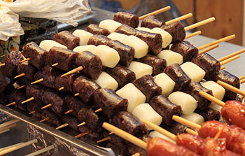 South Korea, SEOUL, Myeongdong, street food, food stalls, Sandae (Blood Sausage), SK1332JPL 4000 A 350