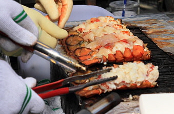 South Korea, SEOUL, Myeongdong, street food, food stalls, lobster with cheese, SK1324JPL 4000 A 500