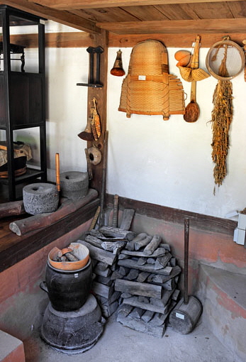 South Korea, SEOUL, Namsangol Hanok Village, Kim Choon-yeong's House, interior, SK1196JPL A 347