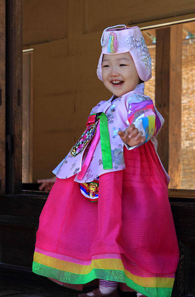 South Korea, SEOUL, Namsangol Hanok Village, child dressed in Hanbok attire, SK1221JPL A cropped 580 deep