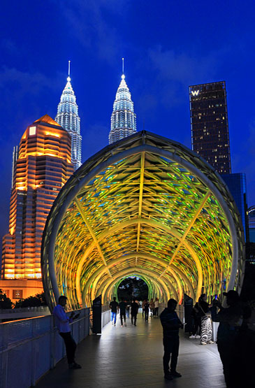 Malaysia, KUALA LUMPUR, Saloma Bridge illuminated, MSA1102JPL 365