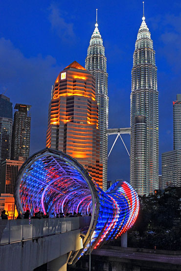 Malaysia, KUALA LUMPUR, Saloma Bridge illuminated, and Petronas Twin Towers, MSA1099JPL 370