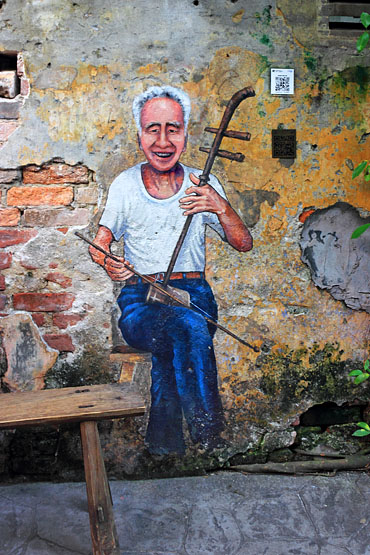 Malaysia, KUALA LUMPUR, Street Art, Petaling St, Kwai Chai Hong alleyway, 'Erhu Uncle' mural, MSA1221JPL 370