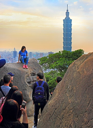 Taiwan, TAIPEI, Elephant Mountain, visitors viewing Taipei 101 from peak, at dusk, TAW451JPL 4000 A 372