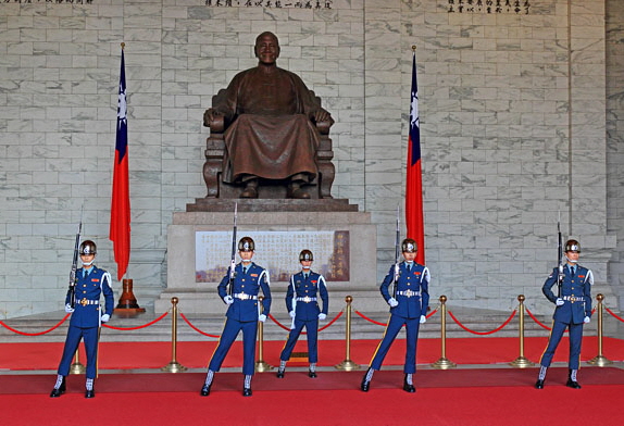 Taiwan, TAIPEI, Liberty Square, Chiang Kai-shek Memorial Hall, changing of the guard, TAW836JPL A 590