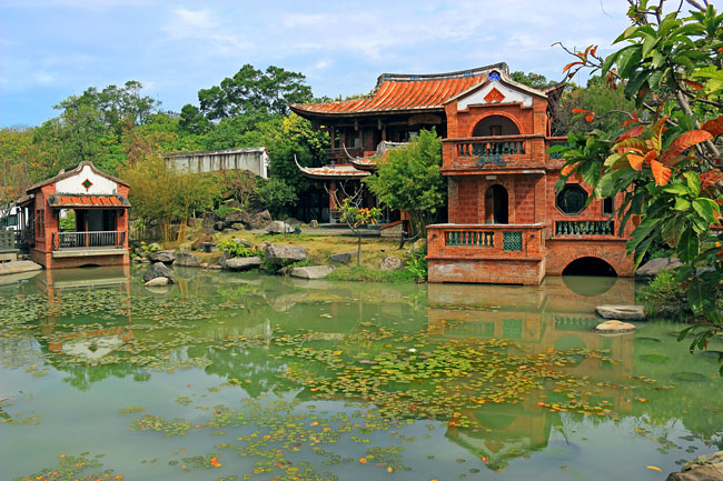 Taiwan, TAIPEI, Lin An Tai House & Museum, Moon Pond, Yu Chain Lou Pavilion (right), TAW913JPL A 650