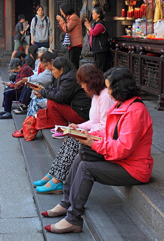 Taiwan, TAIPEI, Lungshan Temple, people reading Buddhist scriptures, TAW704JPL 480 deep