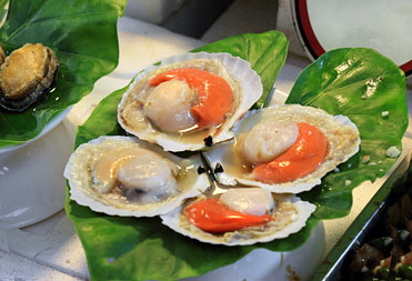 Taiwan, TAIPEI, Shilin Night Market, Food Court, seafood display, Scallops, TAW1201JPL 4000 A 380