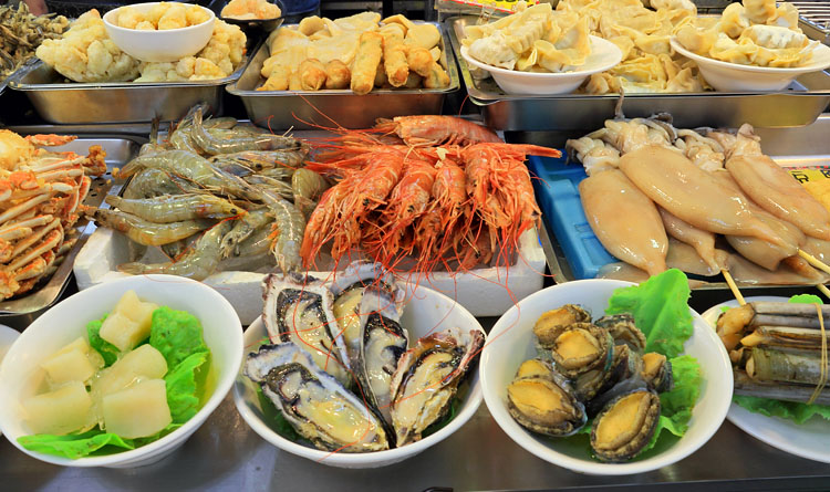 Taiwan, TAIPEI, Shilin Night Market, Food Court, seafood display, TAW1196JPL A 750