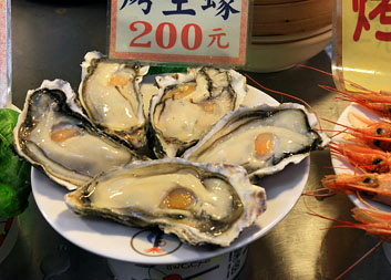 Taiwan, TAIPEI, Shilin Night Market, Food Court, seafood display, large Oysters, TAW1202JPL 4000 A 380