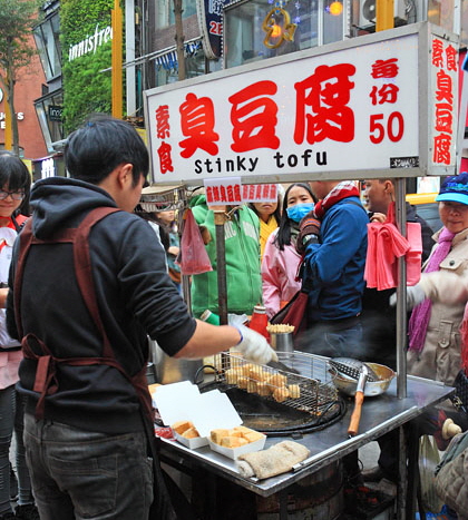 Taiwan, TAIPEI, Ximending Shopping District, street food, Stinky Tofu mobile stall, TAW1292JPL A 420