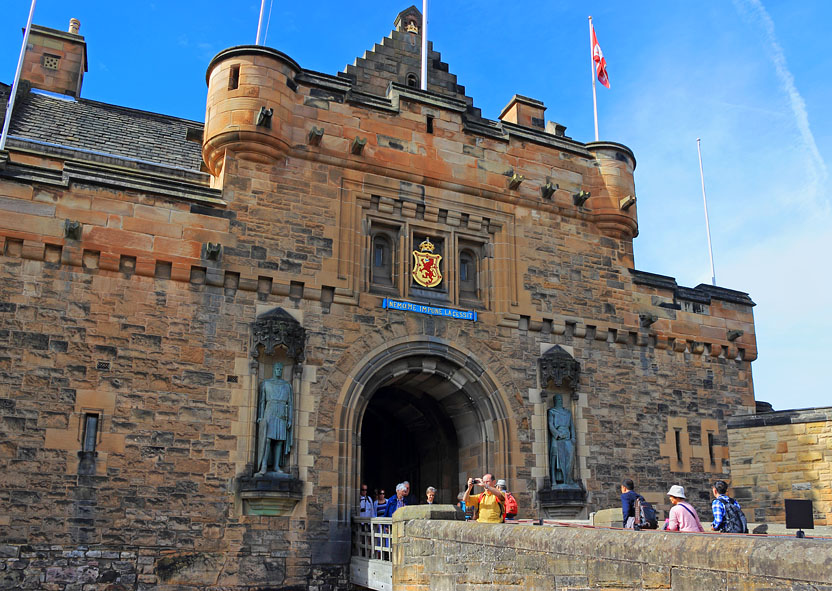 SCOTLAND, Edinburgh, Edinburgh Castle, and visitors at entrance, SCO1086JPL 832