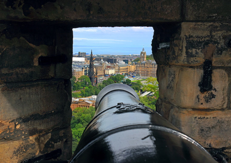 SCOTLAND, Edinburgh, Edinburgh Castle, cannon pointing towards city, SCO1112JPL 800