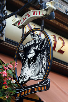 SCOTLAND, Edinburgh, Grassmarket, Black Bull pub sign, SCO999JPL 218