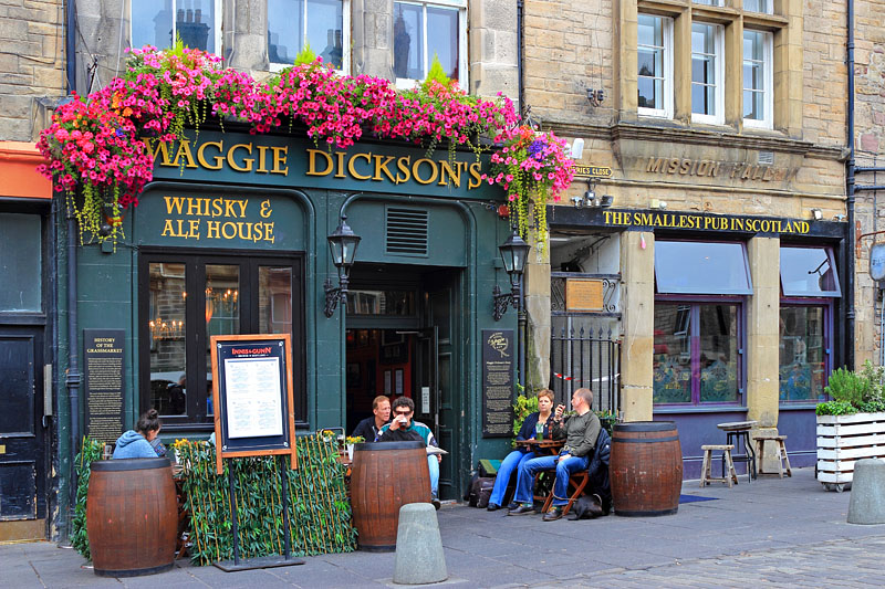 SCOTLAND, Edinburgh, Grassmarket, Maggie Dickson's & Wee Pub, SCO1004JPL 800