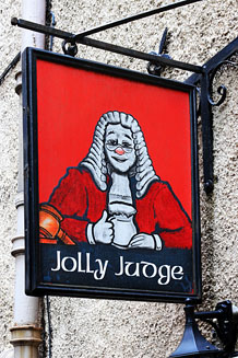 SCOTLAND, Edinburgh, Lawnmarket, James Court, Jolly Judge pub sign, SCO1044JPL 218