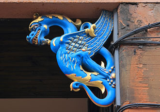 SCOTLAND, Edinburgh, Lawnmarket, Wardrop's Court, blue dragon sculpture, SCO1033JPL 230 deep