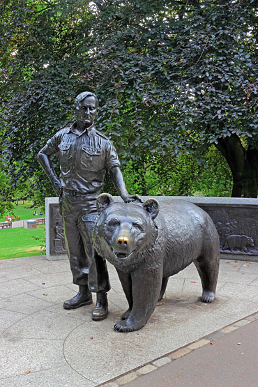 SCOTLAND, Edinburgh, Princes Street Gardens, Wojtek 'Soldier Bear' sculpture, SCO1058JPL 370