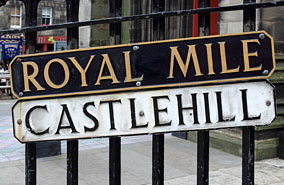 SCOTLAND, Edinburgh, Royal Mile (Castlehill) street sign, SCO983PL 320