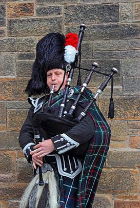 SCOTLAND, Edinburgh, The Royal Mile, Bagpipes player, SCO1023JPL 410 deep