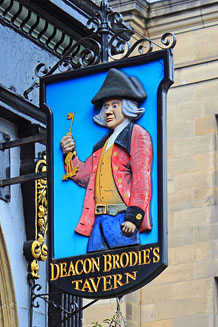 SCOTLAND, Edinburgh, The Royal Mile, Deacon Brodie's Tavern sign, SCO1029JPL 218