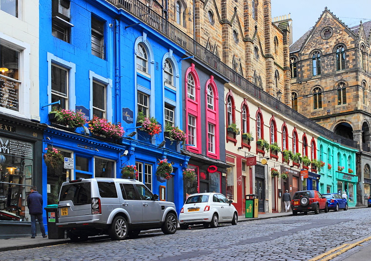 SCOTLAND, Edinburgh, Victoria Street, colourful shop fronts, SCO992JPL 800