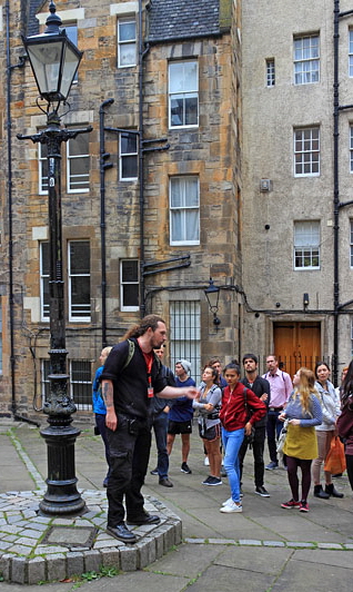 SCOTLAND, Edinburgh, visitors on free walking tour with guide, SCO952JPL 533 deep
