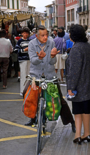 MALLORCA, Inca, man on bicycle, talking to womanm MAL1127JPL A 520 deep