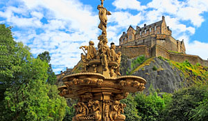 SCOTLAND, Edinburgh, Princes Street Gardens, Ross Fountain, and Edinburgh Castle, SCO940JPL cropped 300