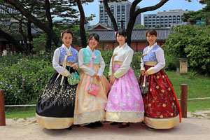 South Korea, SEOUL, Changdeokgung Palace, visitors in Hanbok attire posing for photo, SK222JPL A 300