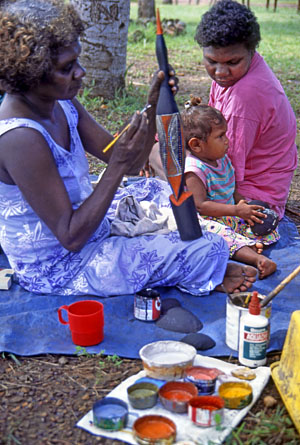 AUSTRALIA, Northern Territory, Darwin, TIWI ISLANDS (Bathurst), Ngui Aboriginal community, artist working, AUS134JPL A 300