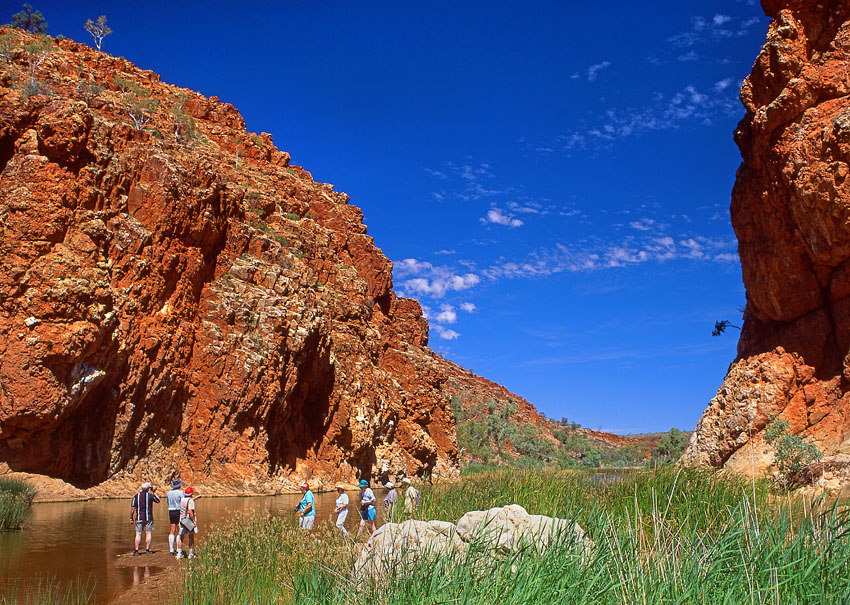 AUSTRALIA, Northern Territory, West MacDonnell Nat Park, GLEN HELEN GORGE and Finke River, tourists, AUS263JPL A 850