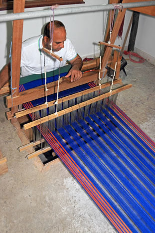 BAHRAIN, Budaiya, Al Jasrah Handicraft Centre, cloth weaving, BHR405JPL A 467 deep