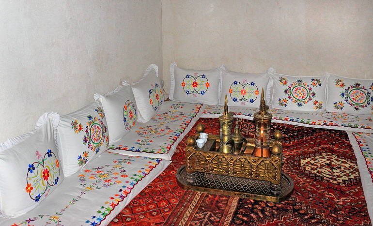 BAHRAIN, Budaiya, Al Jasrah House of Shaikh Isa, guest room, BHR422JPL 4000 A 467 deep