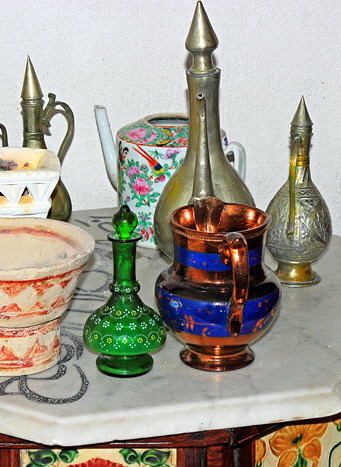 BAHRAIN, Budaiya, Al Jasrah House of Shaikh Isa, living room furniture and pottery, BHR415JPL A 467 deep