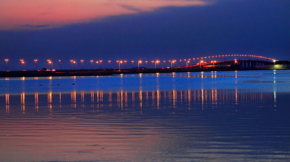 BAHRAIN, King Fahd Causeway, dusk view, BHR1287JPL A 600